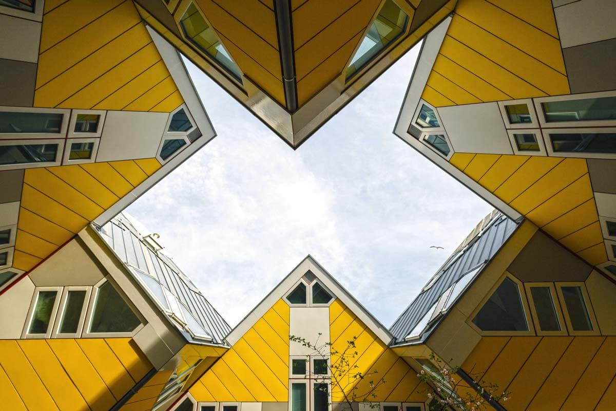 De kubuswoningen van Rotterdam, vlak naast Old Bay